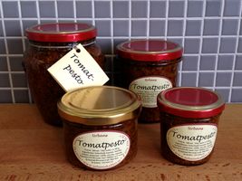 Soltorkade tomater, basilika och vitlök...